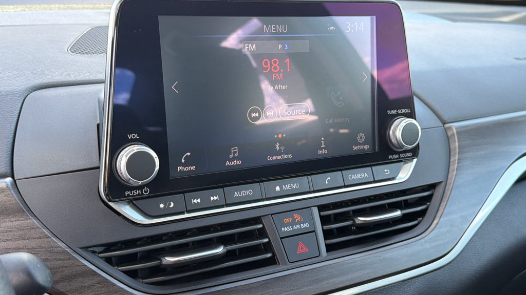 Used 2025 Nissan Altima 2.5 SV FWD image 15