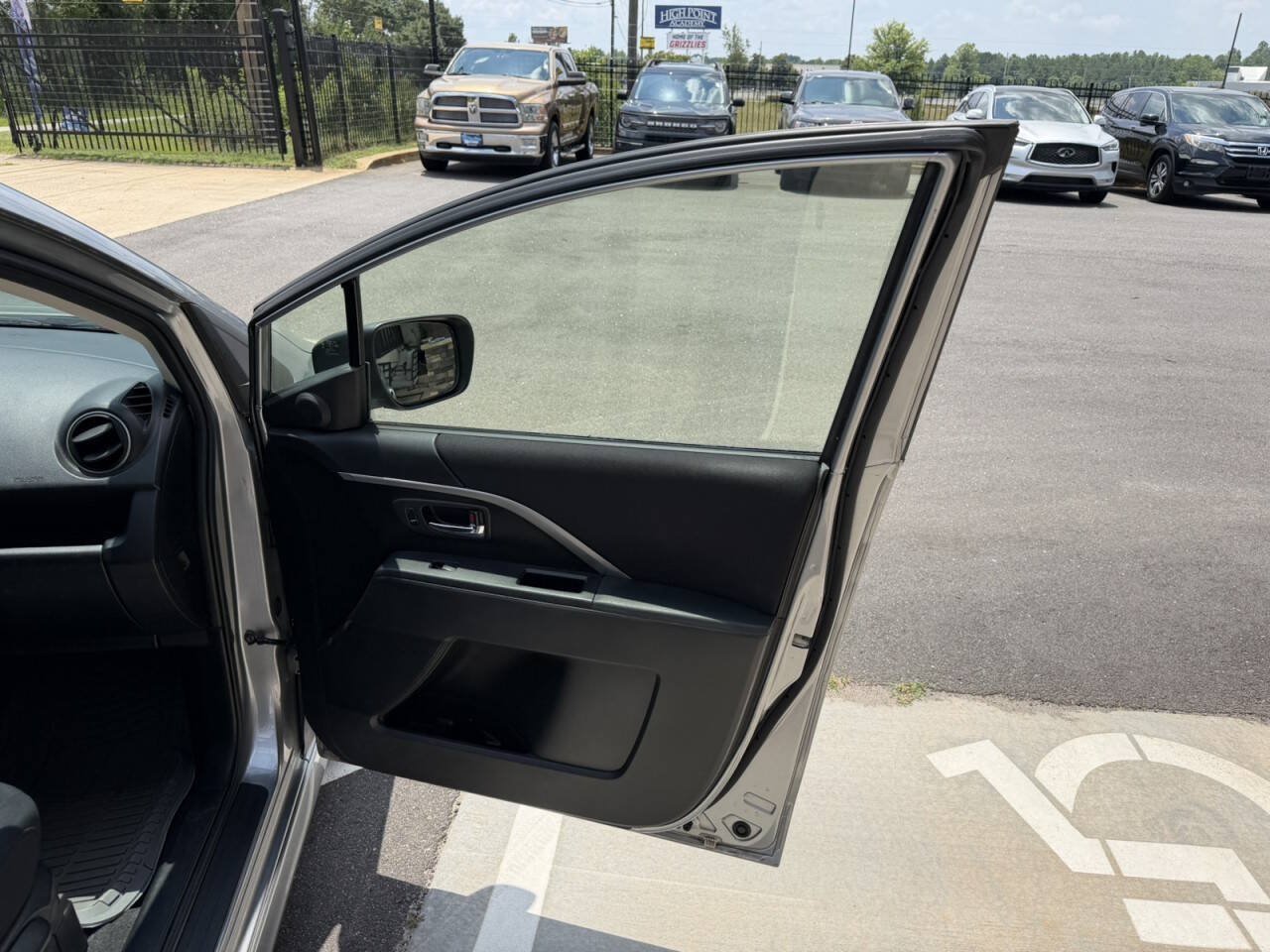 Used 2012 MAZDA MAZDA5 Touring w/ Moonroof & Audio Pkg FWD image 17