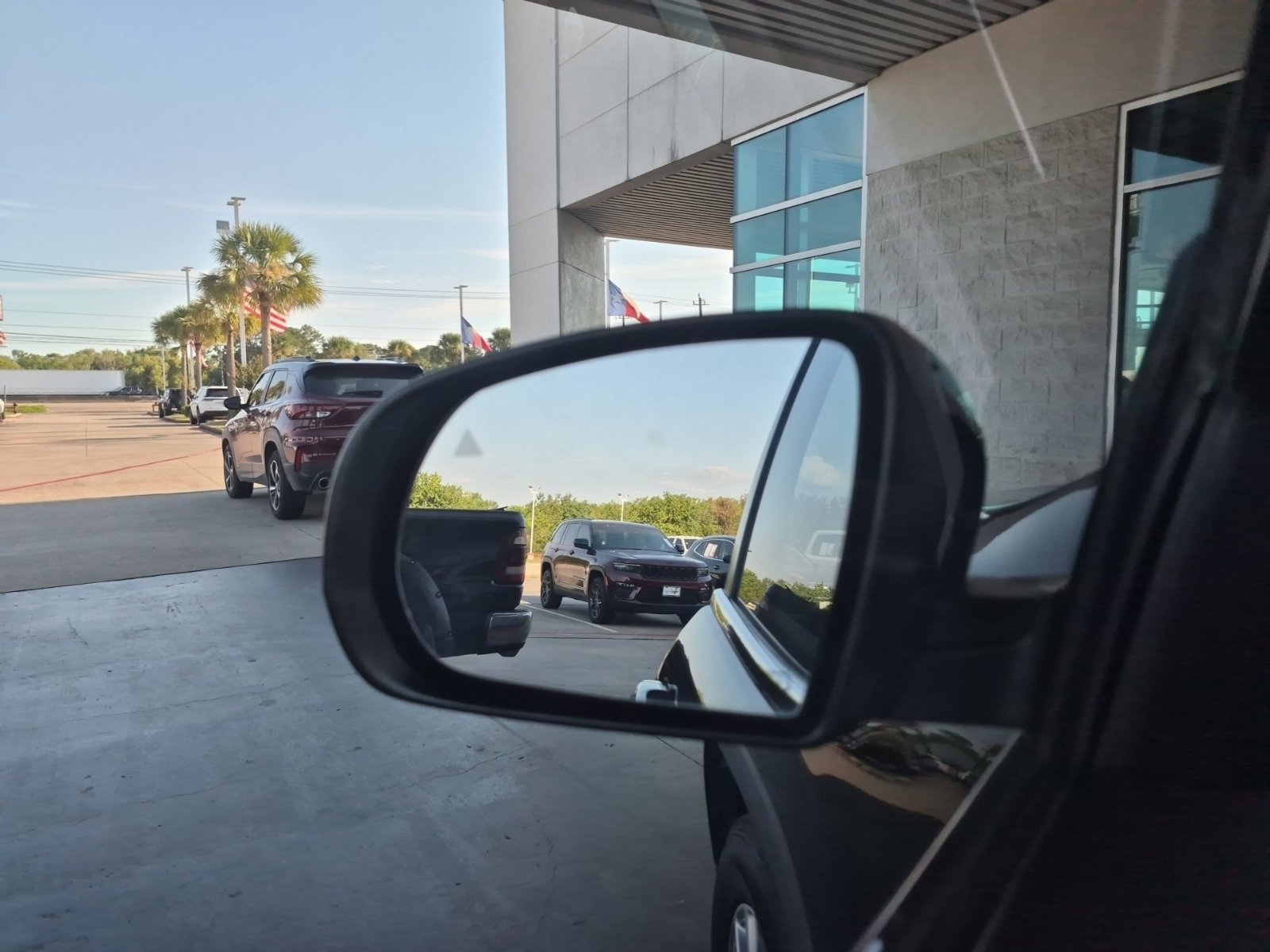Used 2019 Jeep Cherokee Latitude Plus w/ Comfort/Convenience Group FWD image 9