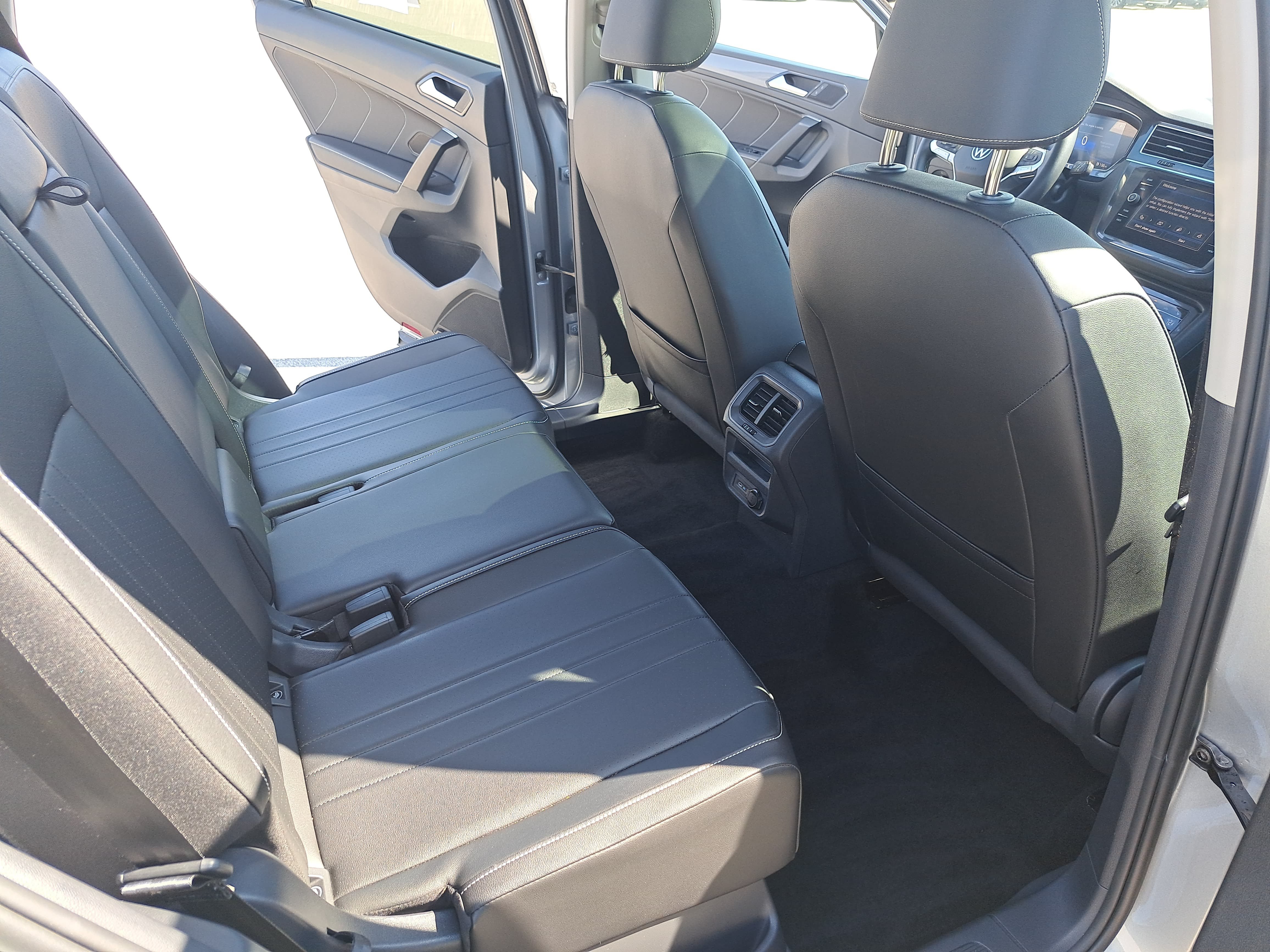 Certified 2023 Volkswagen Tiguan SE w/ Panoramic Sunroof Package AWD/4WD image 11