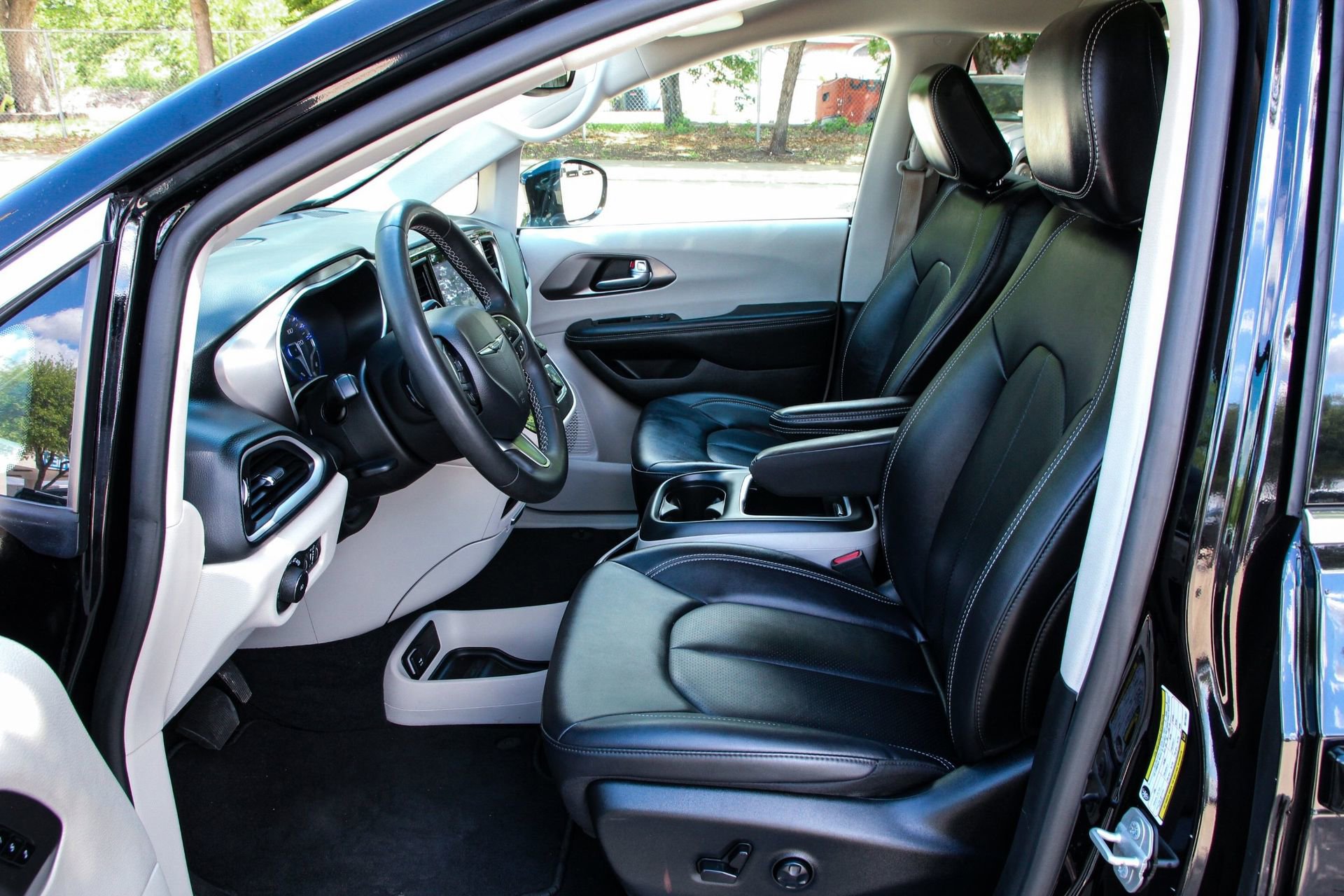 Used 2024 Chrysler Pacifica Touring-L image 10