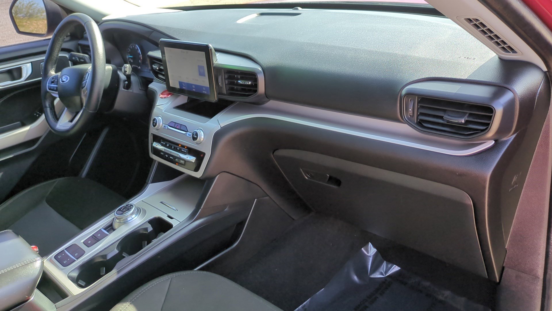 Used 2023 Ford Explorer XLT image 31