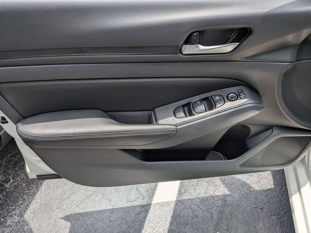 Used 2025 Nissan Altima 2.5 SV FWD image 14