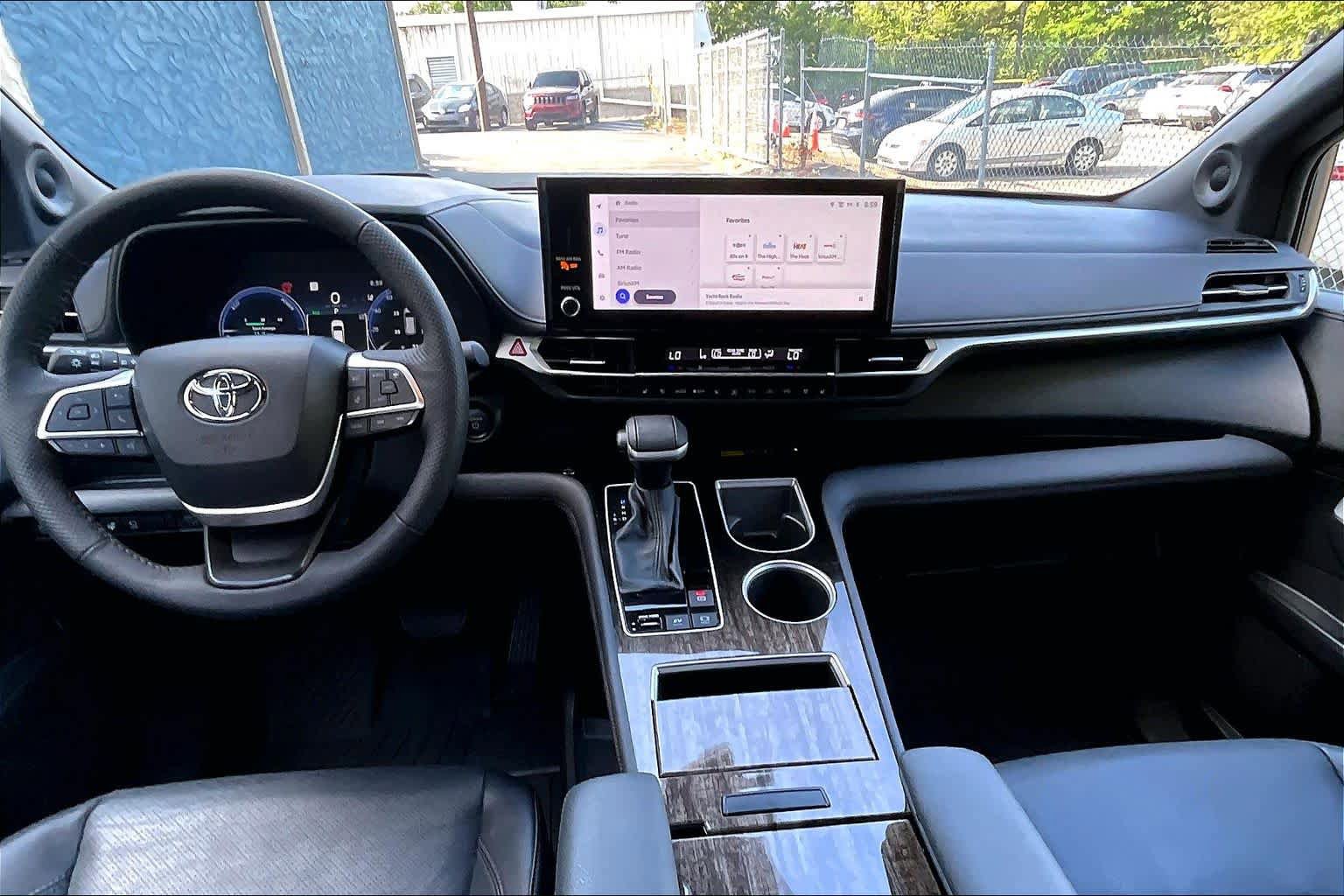 Used 2025 Toyota Sienna Platinum FWD image 16