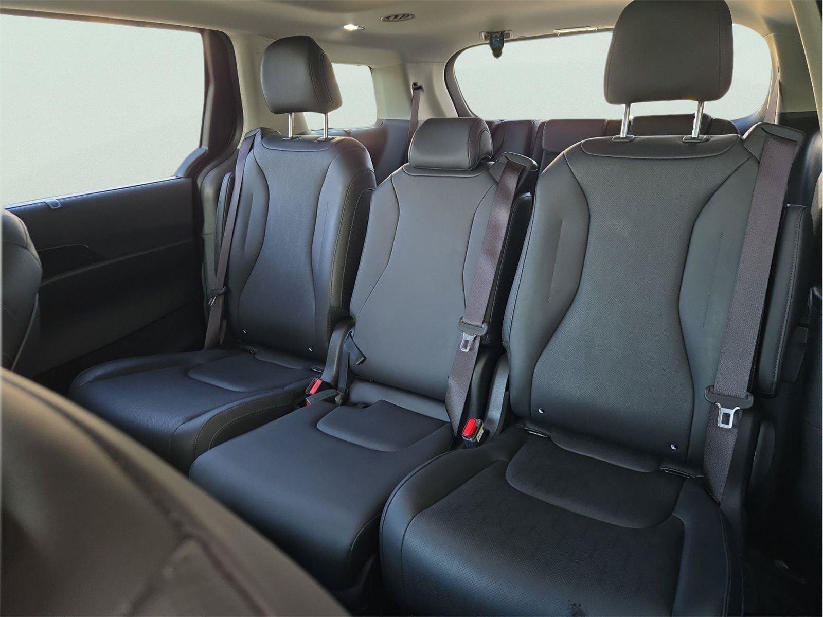 Used 2025 Kia Carnival SX w/ SX Dark Edition Package FWD image 24