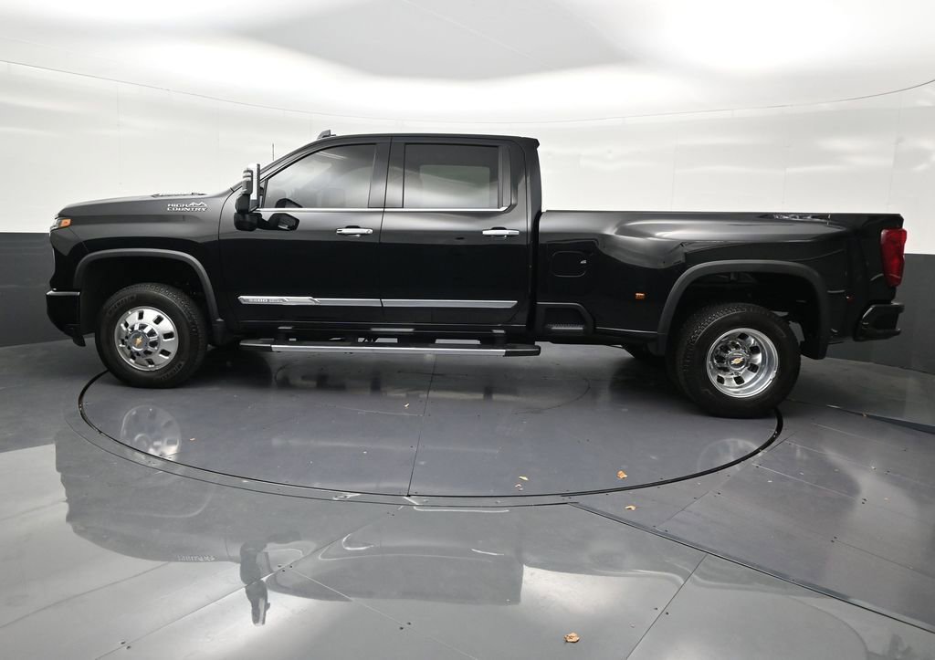 Used 2026 Chevrolet Silverado 3500 High Country w/ High Country Premium Package AWD/4WD image 2
