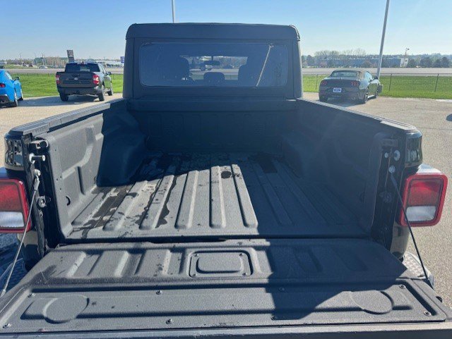 Used 2022 Jeep Gladiator Willys AWD/4WD image 9