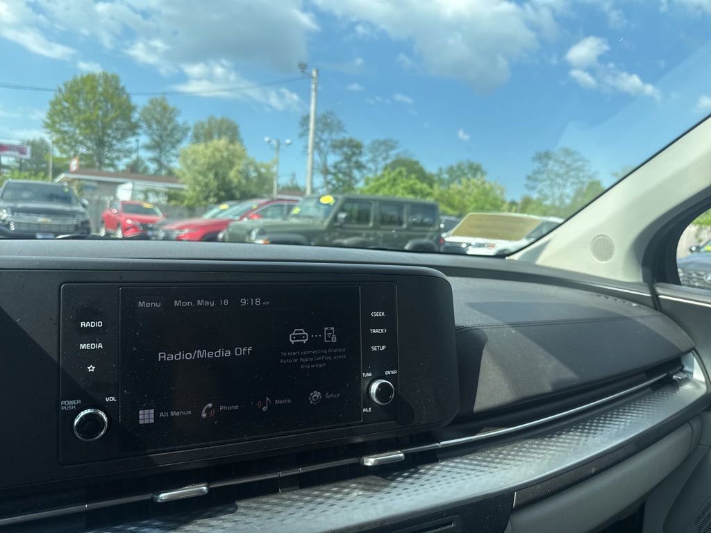 Used 2024 Kia Carnival LX FWD image 9