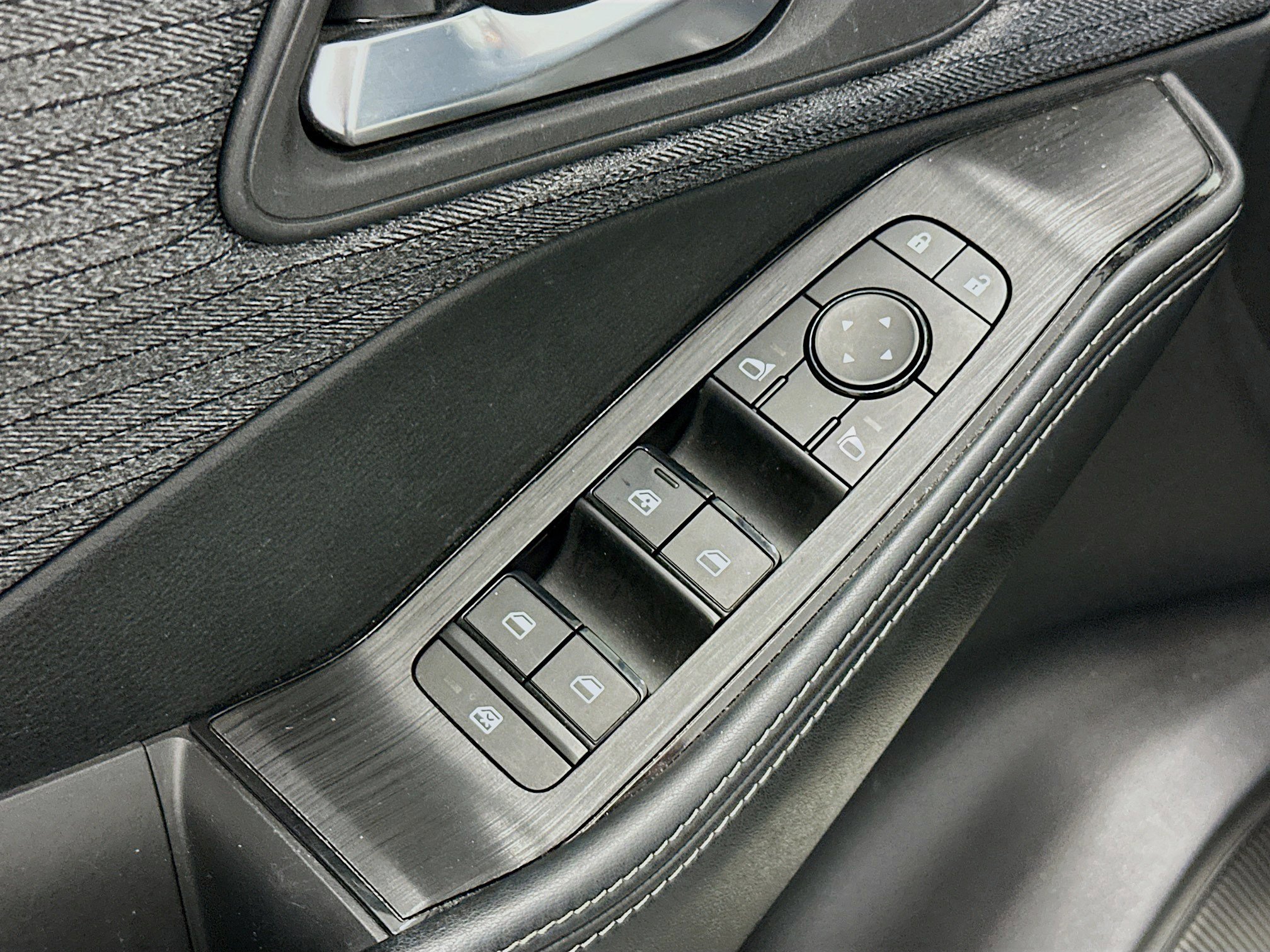 Used 2023 Nissan Rogue SV image 15