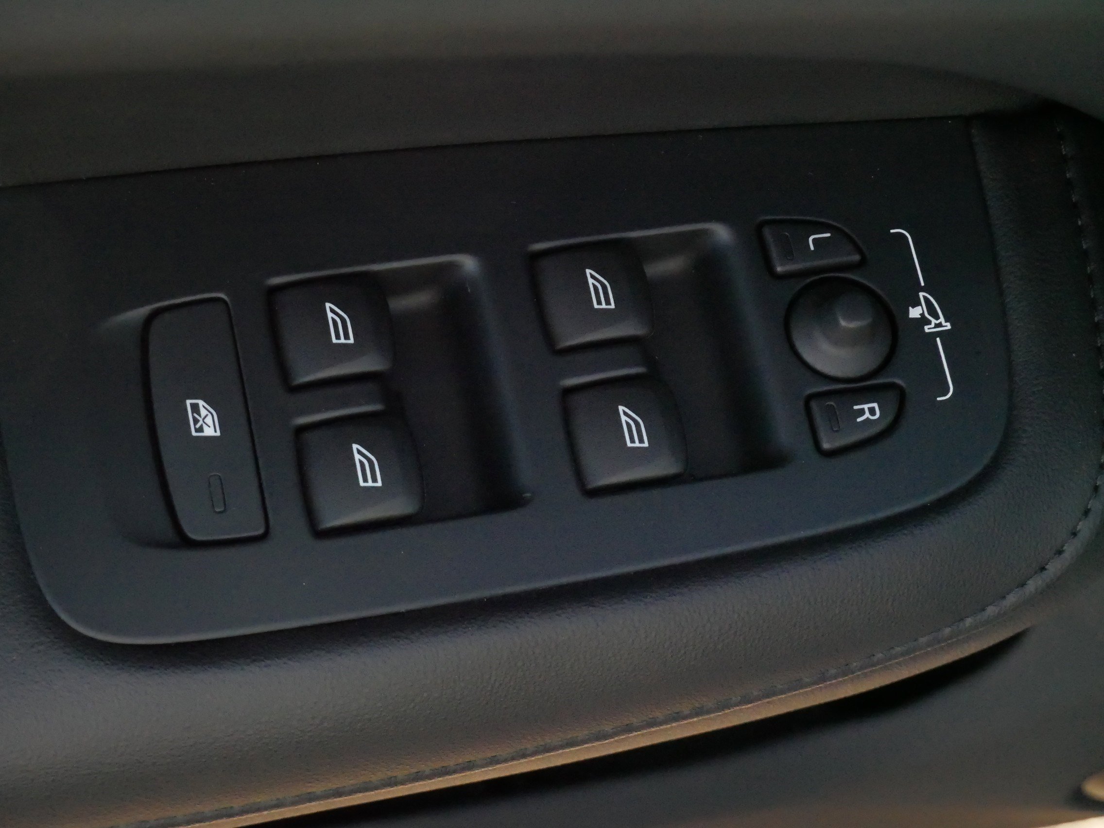 Used 2025 Volvo S60 B5 Core image 19