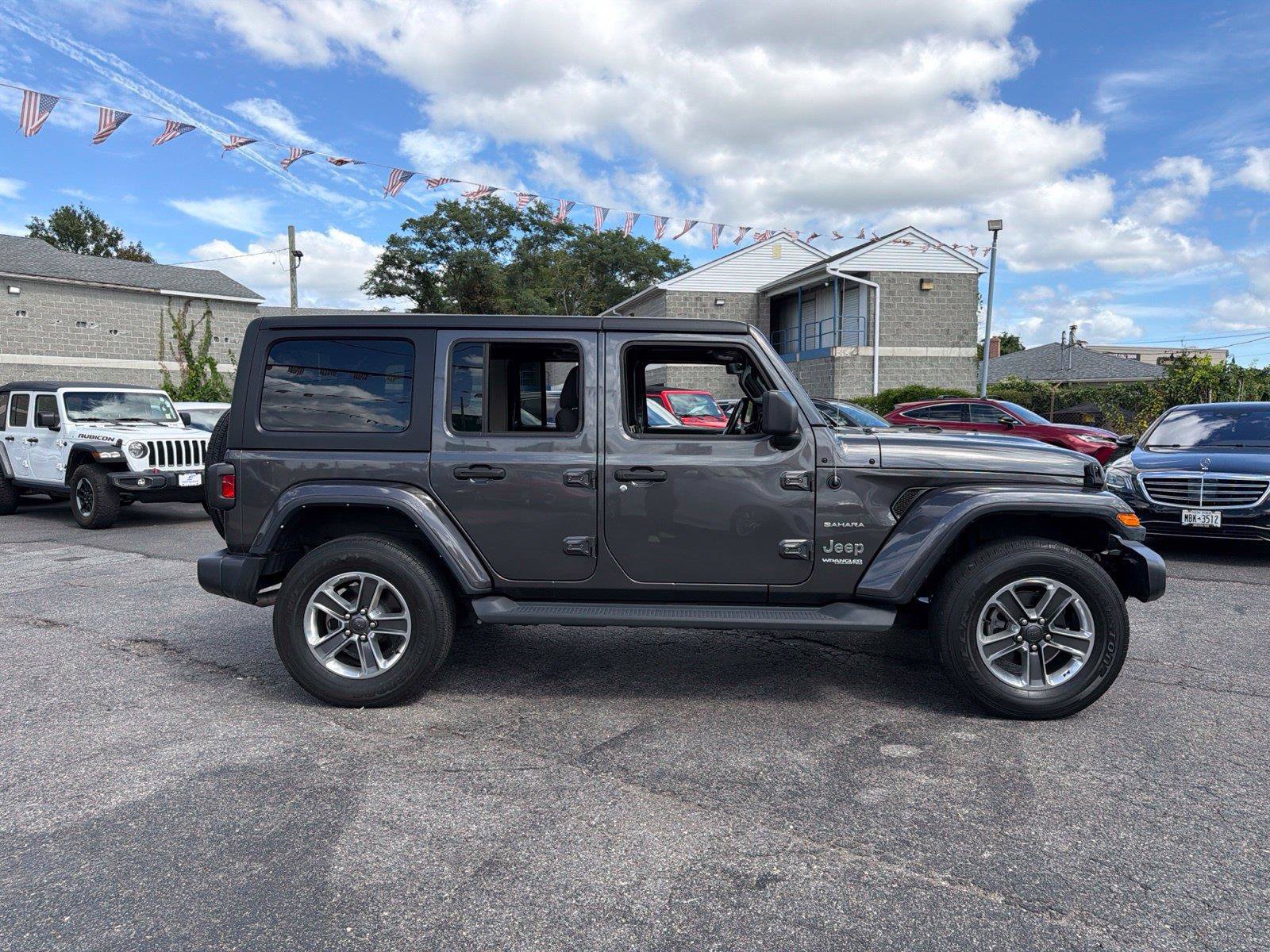 Used 2022 Jeep Wrangler Unlimited Sahara AWD/4WD image 11