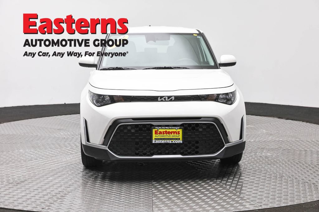 Used 2023 Kia Soul LX FWD image 2