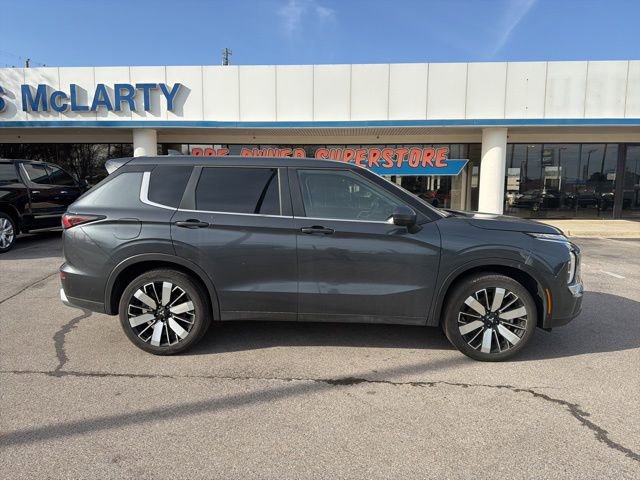 Used 2025 Mitsubishi Outlander SE image 2