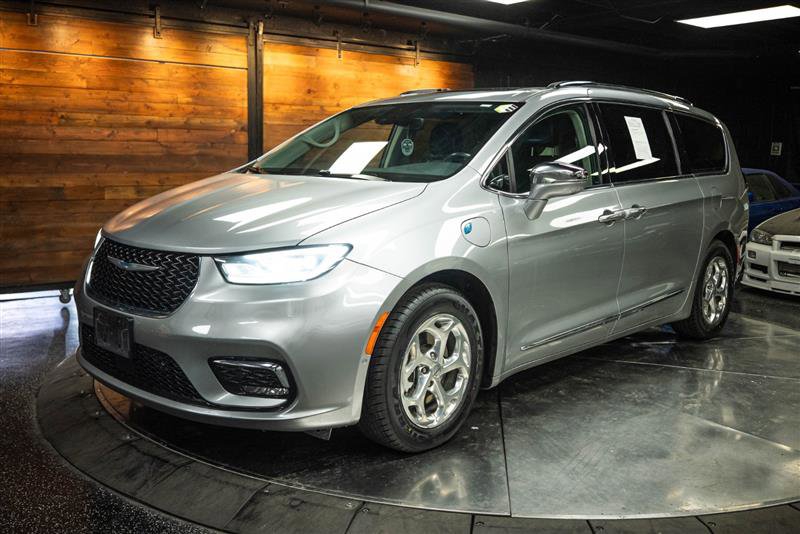 Used 2021 Chrysler Pacifica Limited w/ Uconnect Theater Family Group FWD image 2