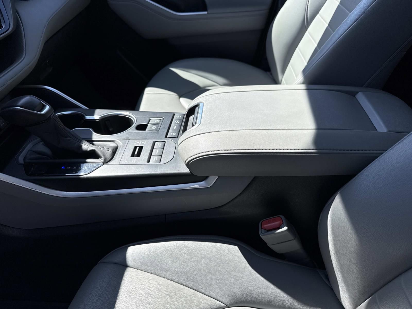 Used 2020 Toyota Highlander XLE AWD/4WD image 21