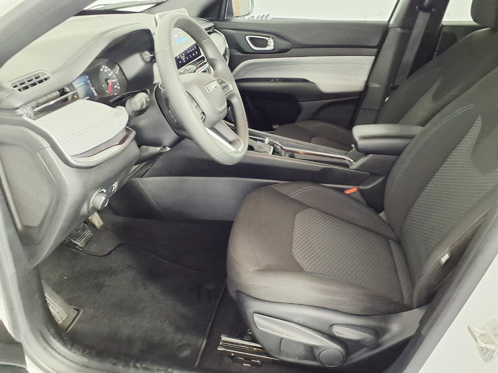 Used 2023 Jeep Compass Sport image 12