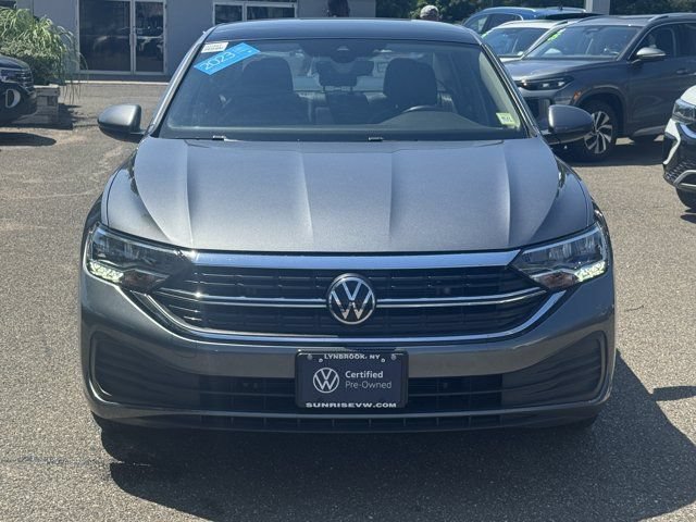 Used 2023 Volkswagen Jetta SE w/ Panoramic Sunroof Package FWD image 2