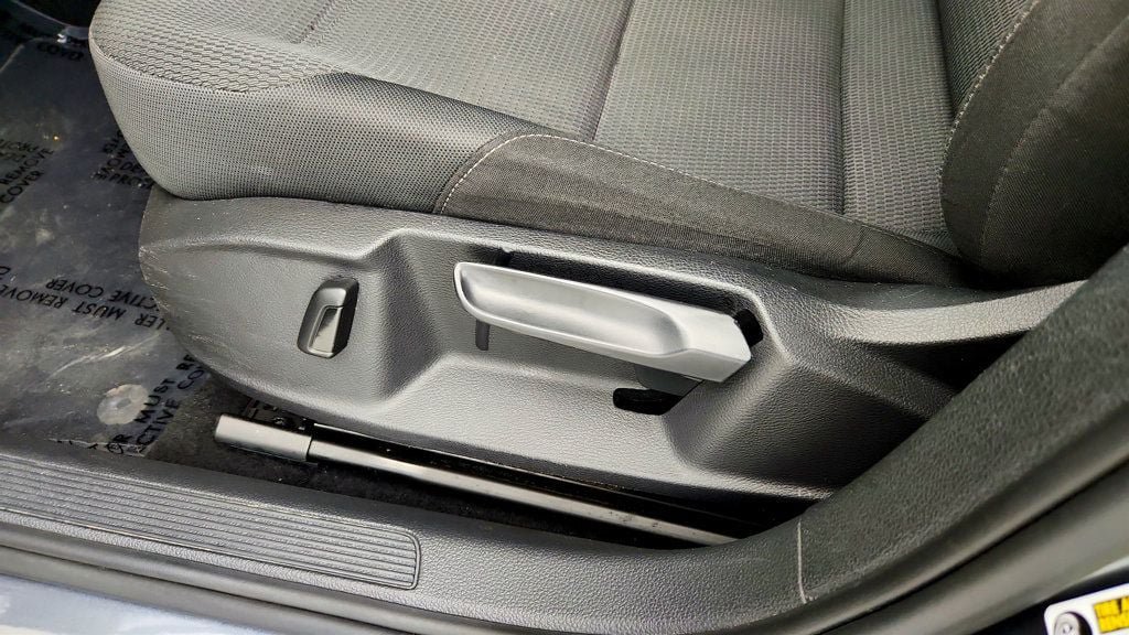 Used 2017 Volkswagen Golf S AWD/4WD image 11