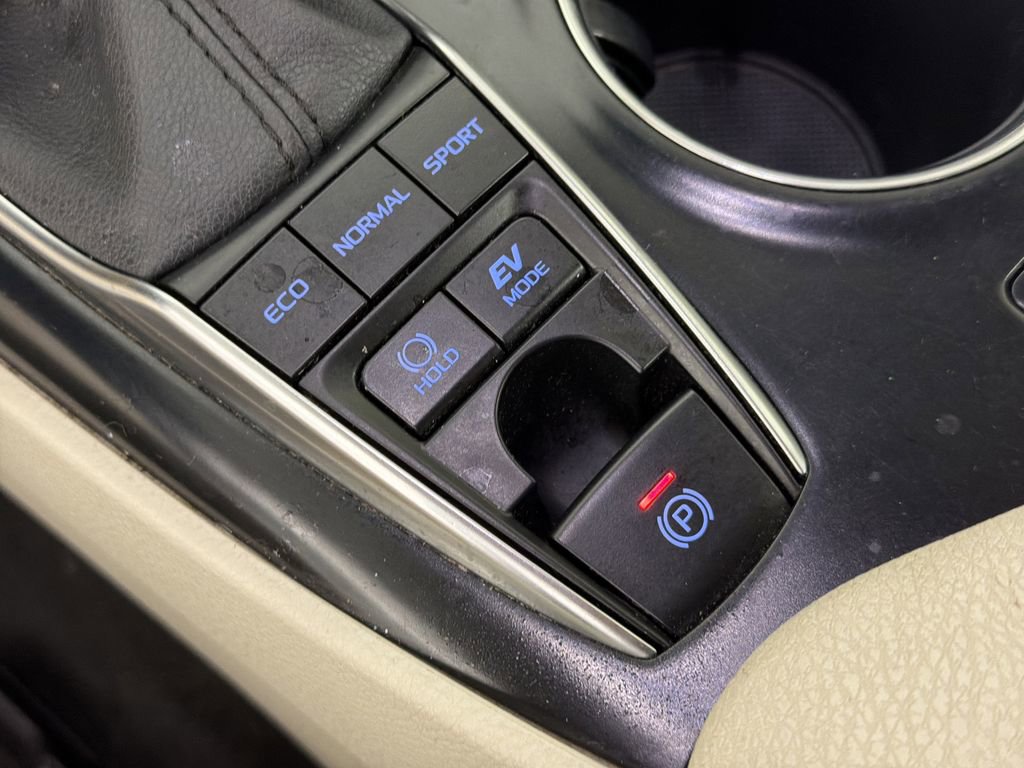 Used 2020 Toyota Camry XLE image 31
