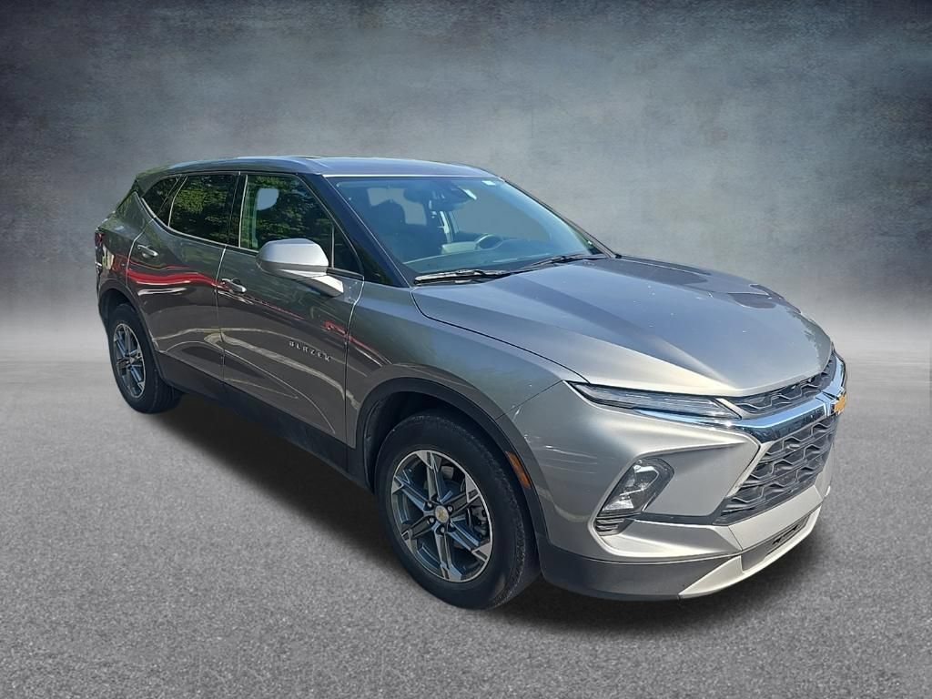 Used 2025 Chevrolet Blazer LT AWD/4WD image 2