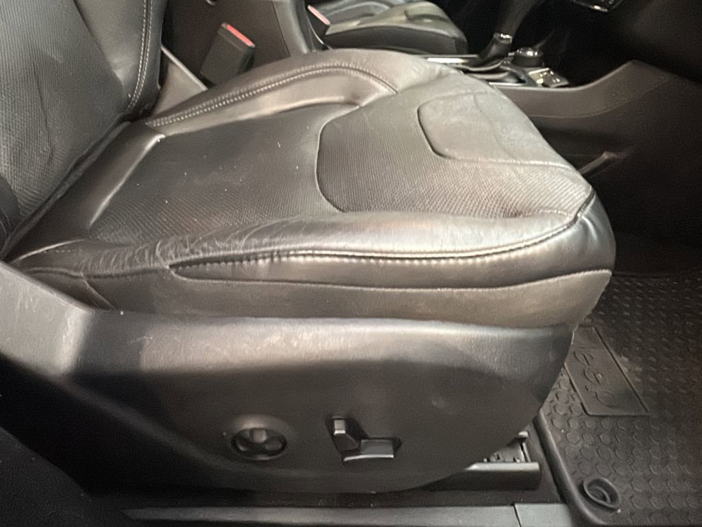 Used 2019 Jeep Cherokee Limited image 14