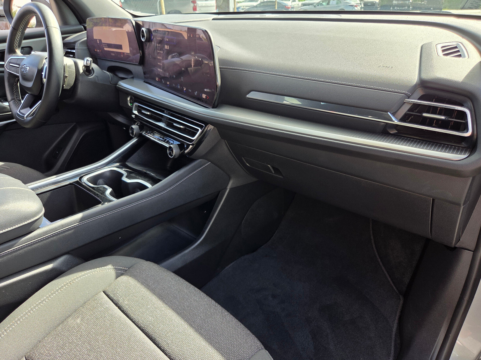 Certified 2025 Chevrolet Traverse LT w/ Midnight/Sport Edition FWD image 17