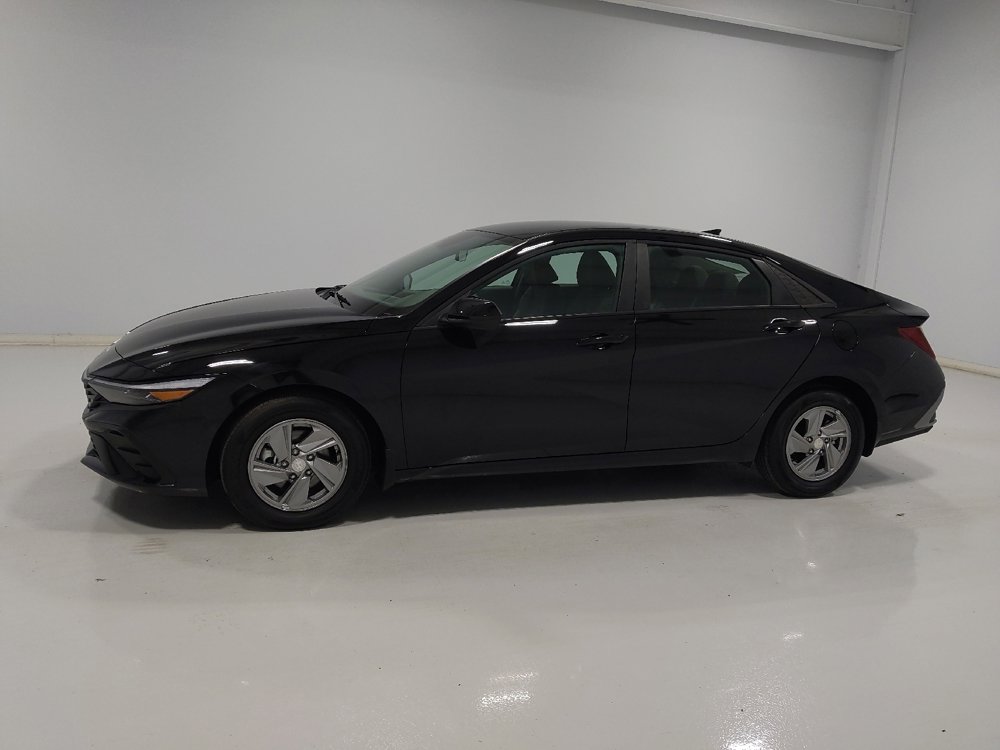 Used 2025 Hyundai Elantra SE image 2