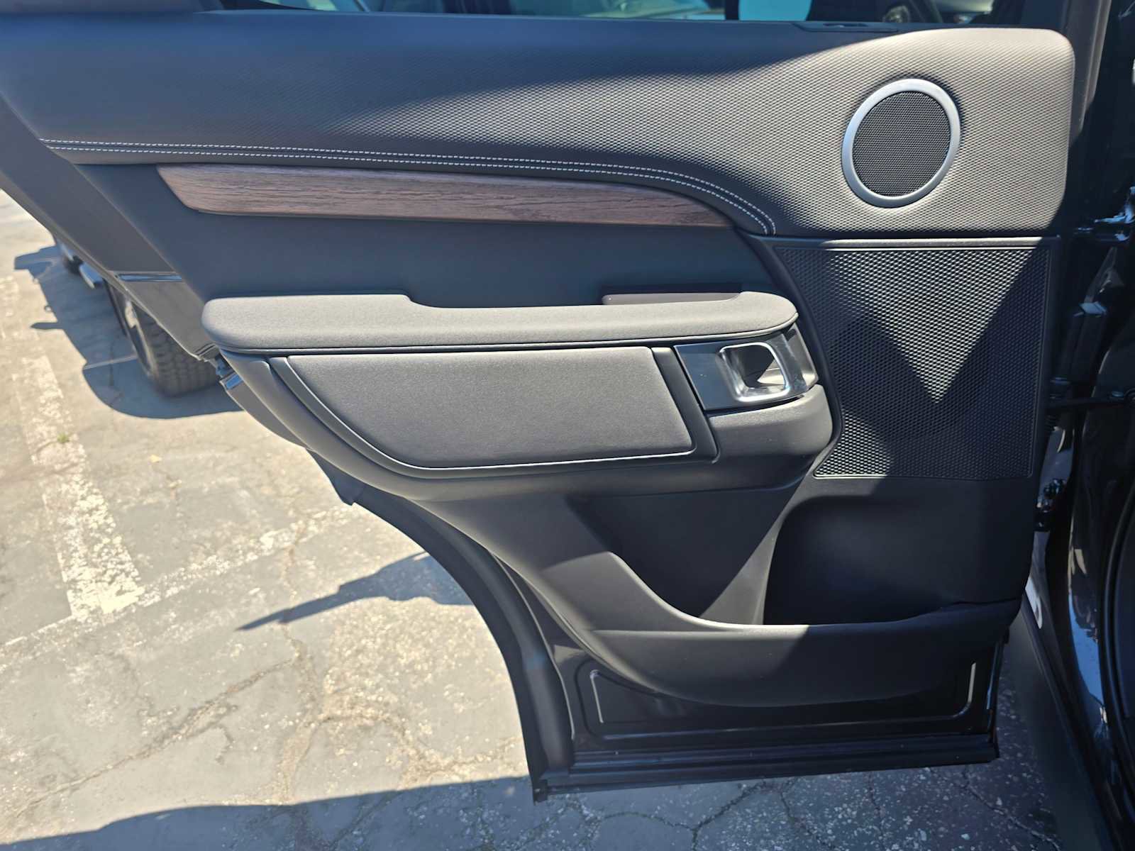 New 2025 Land Rover Discovery Dynamic SE image 19