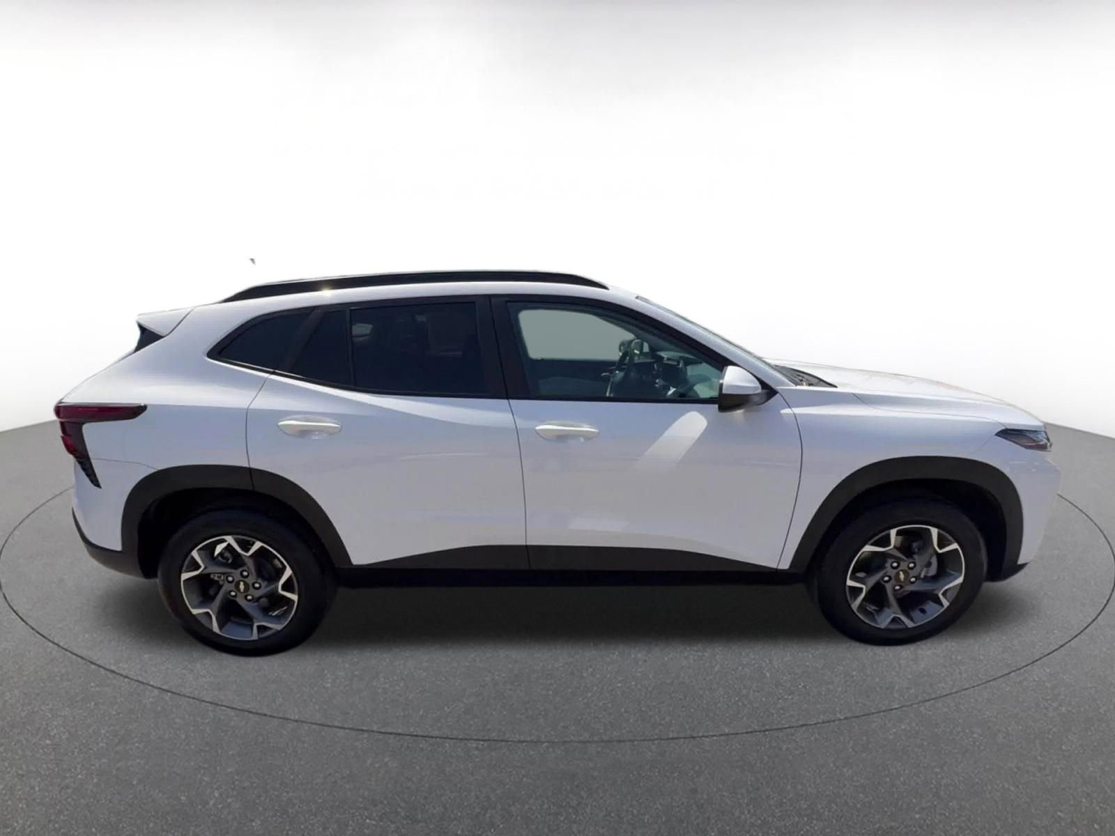 Used 2025 Chevrolet Trax LT FWD image 16