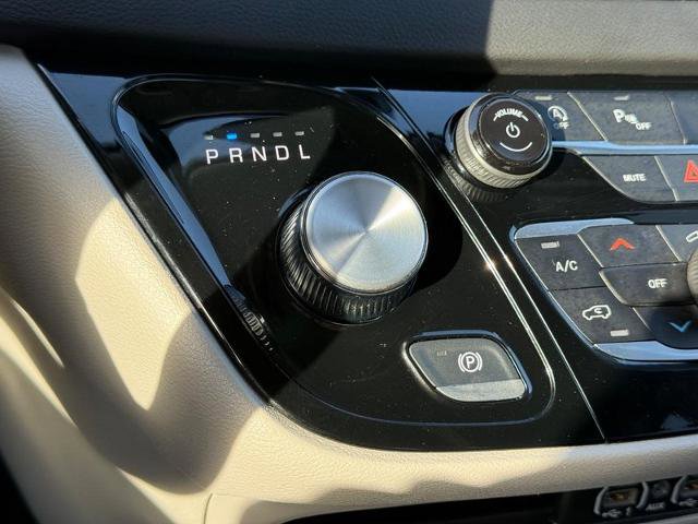 Used 2024 Chrysler Pacifica Touring-L image 18