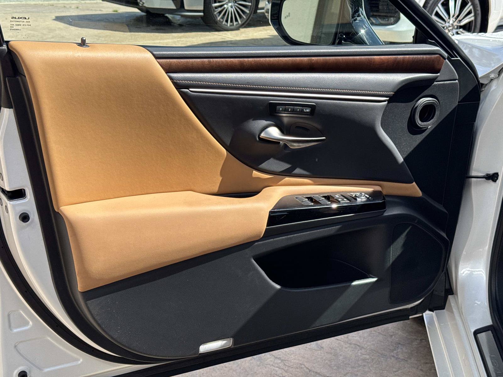 Used 2024 Lexus ES 300h w/ Technology Package FWD image 11