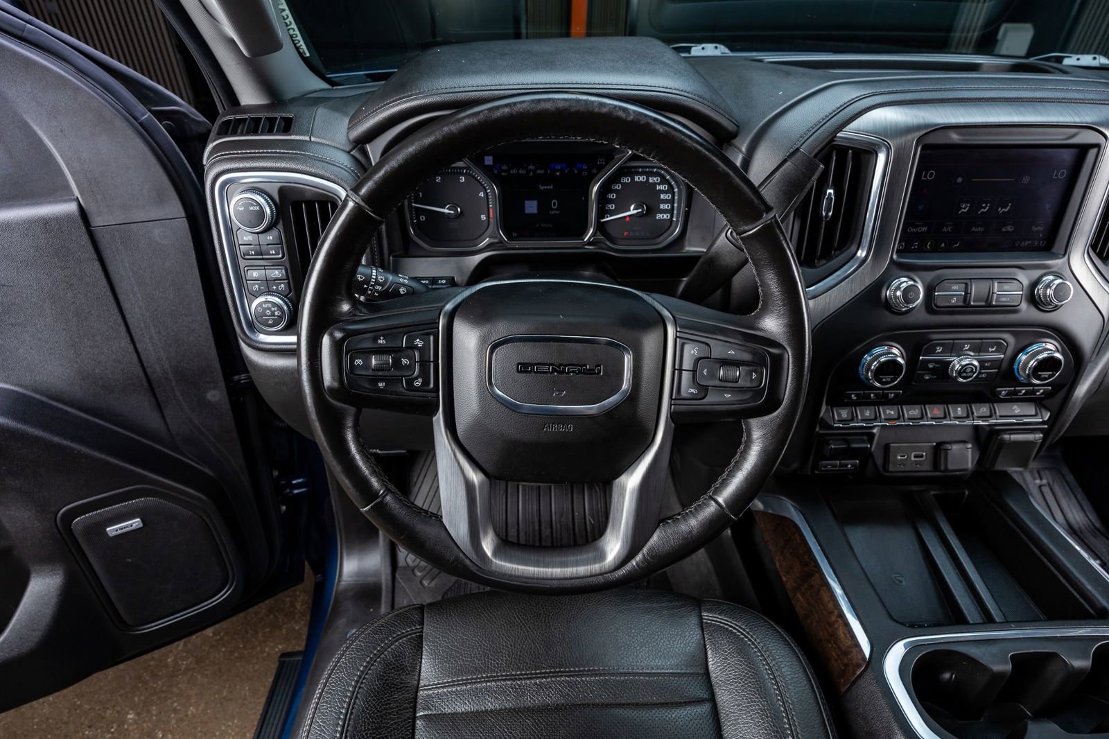 Used 2020 GMC Sierra 2500 Denali w/ Denali Ultimate Package image 18