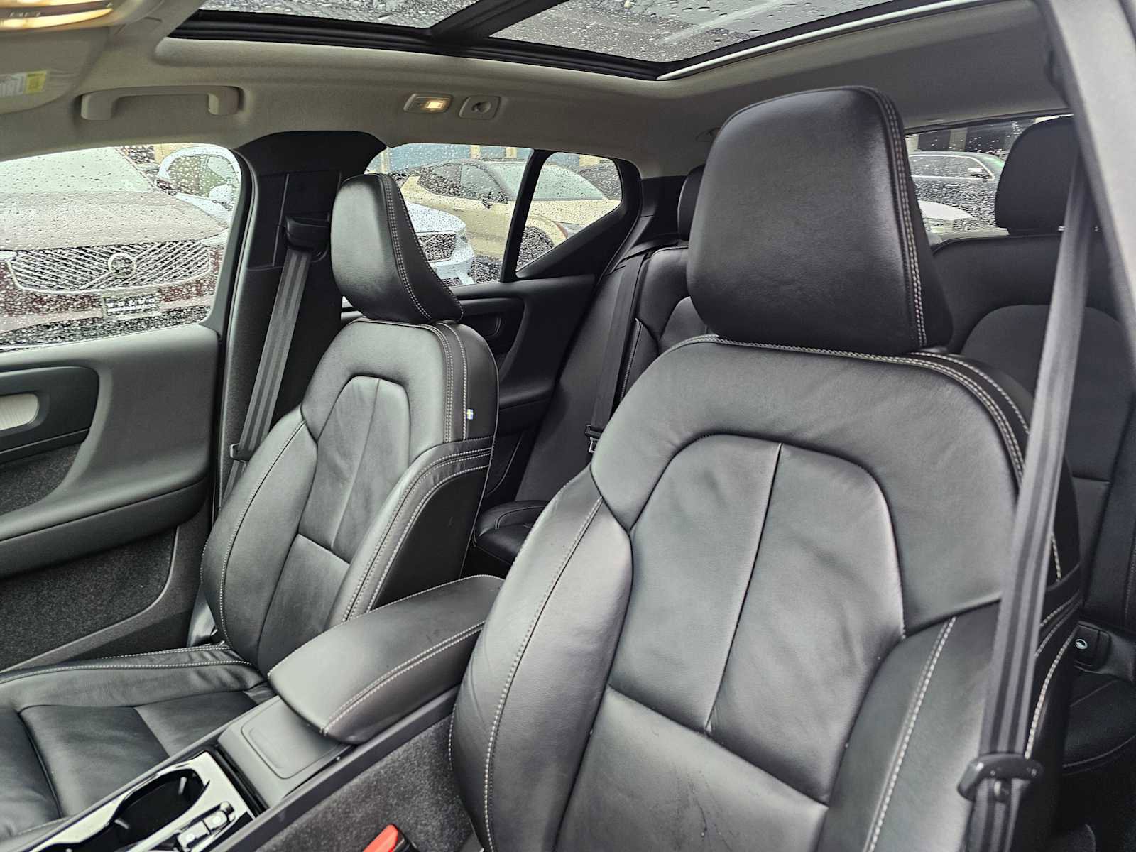 Certified 2024 Volvo XC40 B5 Ultimate w/ Protection Package Premier image 23