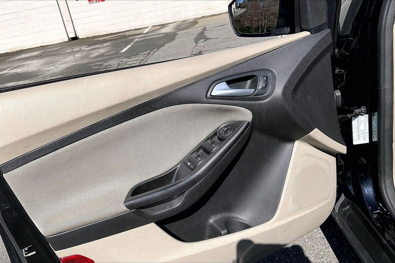 Used 2018 Ford Focus SE w/ SE Appearance Package image 25