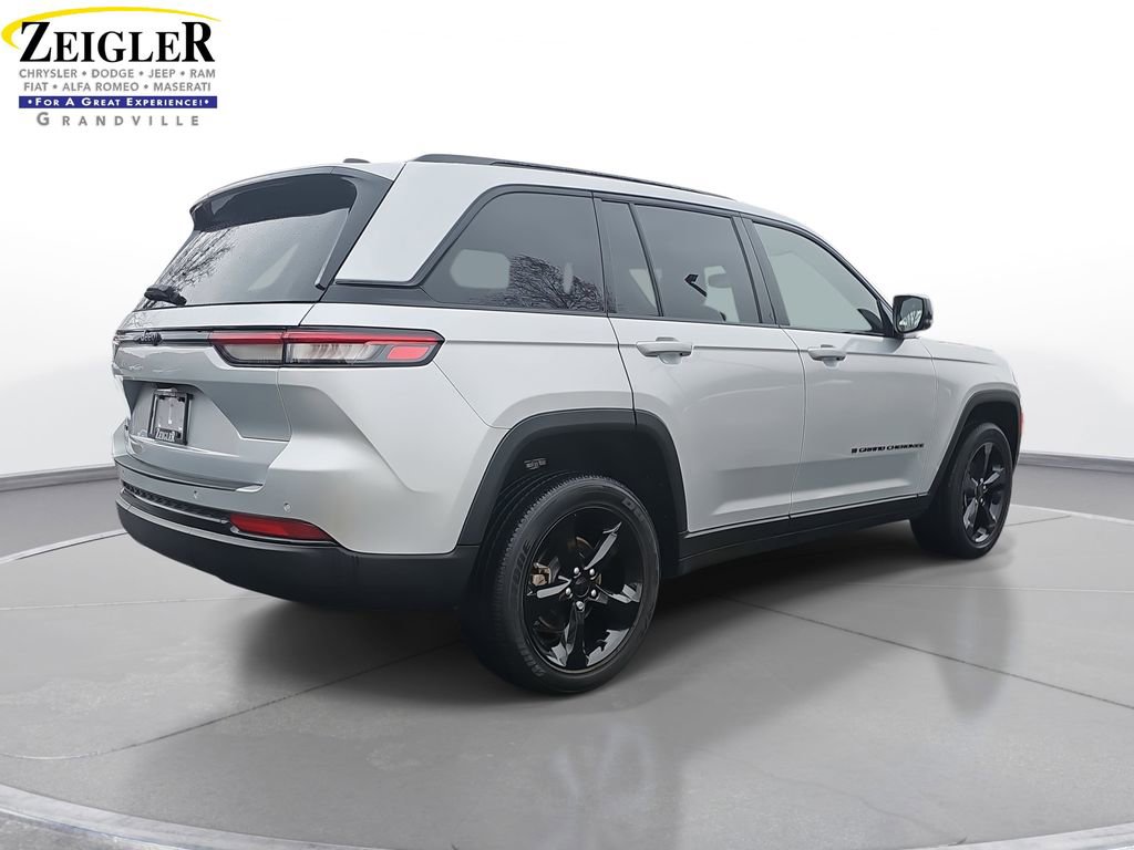 Used 2023 Jeep Grand Cherokee Altitude image 5