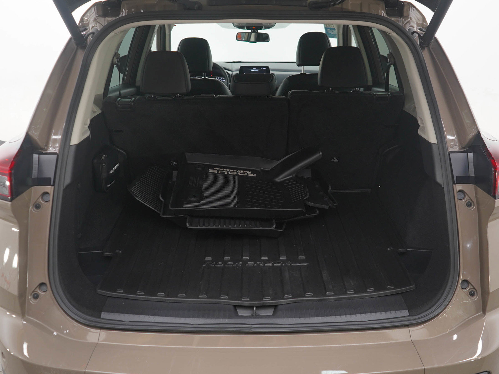 Used 2025 Nissan Rogue SV w/ Rock Creek Premium Package image 19