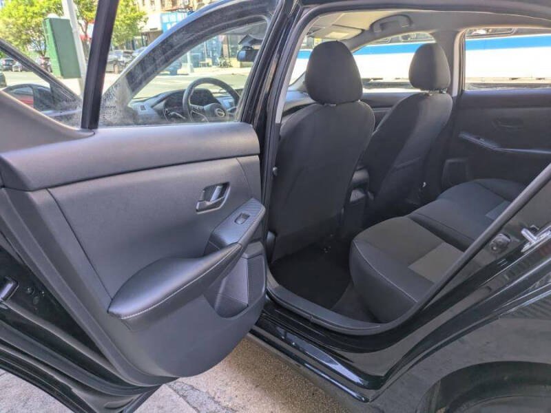 Used 2024 Nissan Sentra SV w/ SV Premium Package FWD image 7