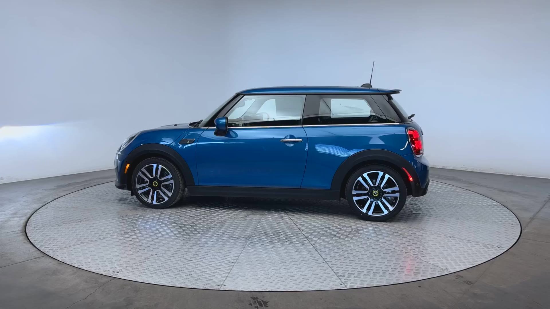 Certified 2024 MINI Cooper SE FWD image 5