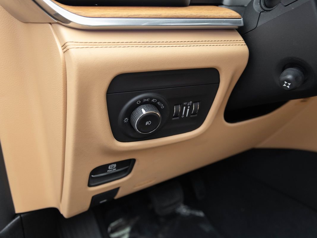 Used 2023 Jeep Grand Cherokee Summit image 12