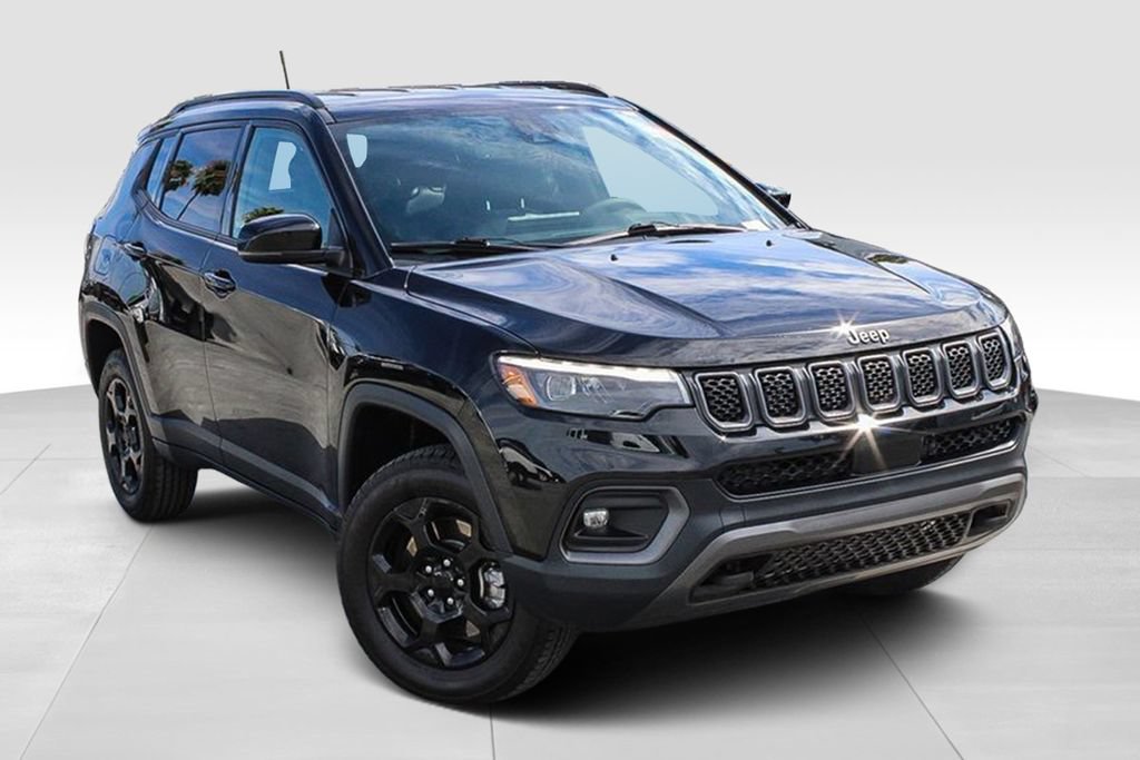 Used 2023 Jeep Compass Trailhawk w/ Trailhawk Elite Group AWD/4WD image 2