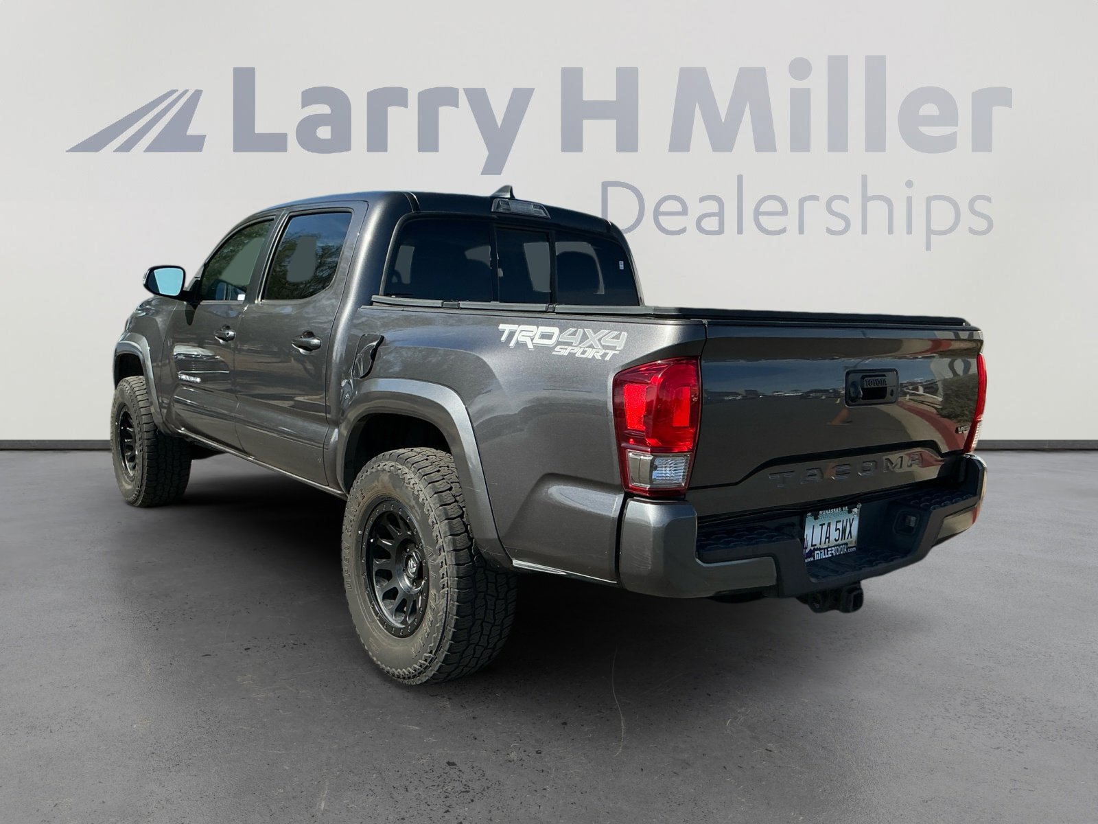 Used 2016 Toyota Tacoma TRD Sport w/ Towing Package image 3