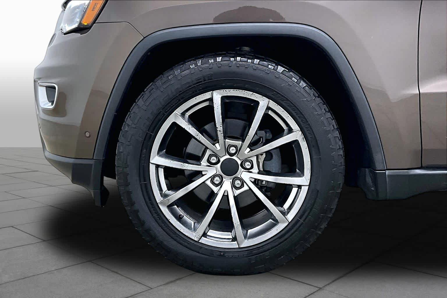 Used 2018 Jeep Grand Cherokee Limited w/ Luxury Group II AWD/4WD image 11