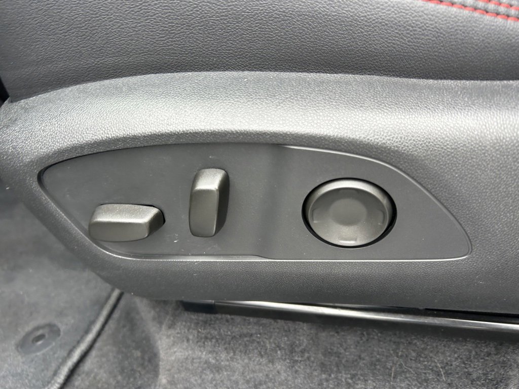 Used 2025 Chevrolet Traverse RS image 55