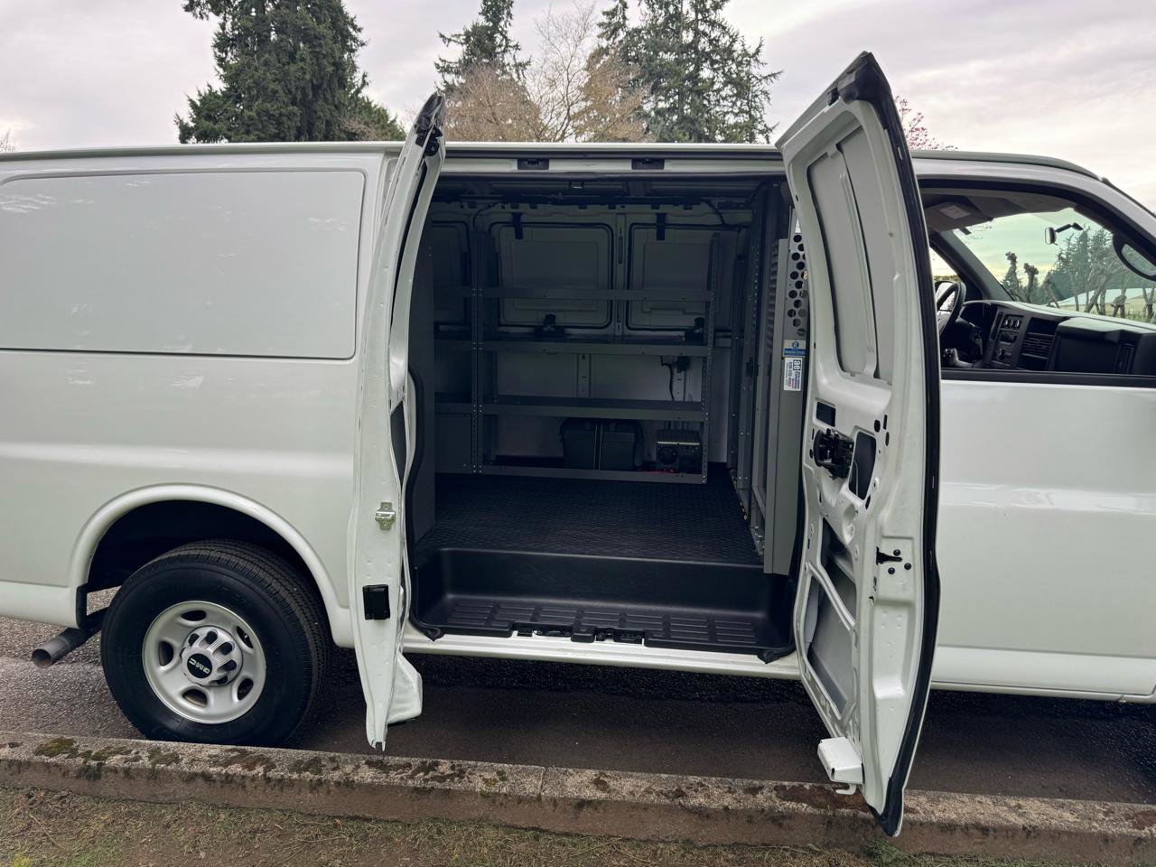 Used 2009 GMC Savana 3500 G3500 Cargo image 28