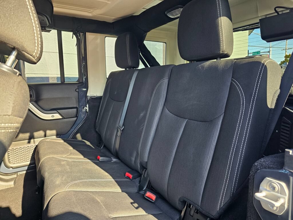 Used 2018 Jeep Wrangler Unlimited Sahara w/ Connectivity Group AWD/4WD image 22