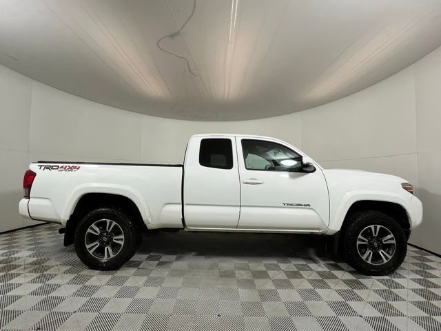 Used 2017 Toyota Tacoma TRD Sport w/ Tow Package (A/T) image 8