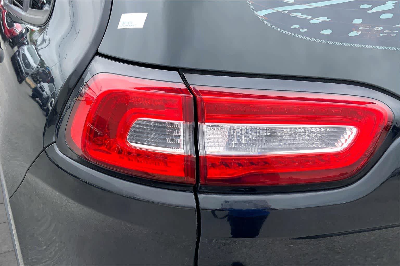 Used 2016 Jeep Cherokee Sport FWD image 28