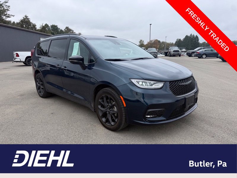 Used 2023 Chrysler Pacifica Limited w/ Uconnect Theater Family Group