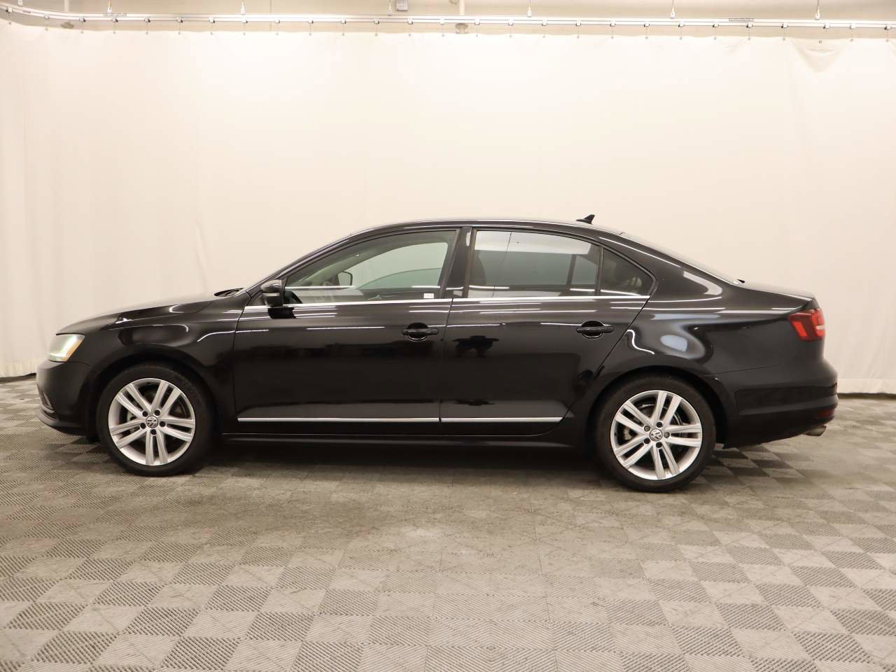 Used 2017 Volkswagen Jetta SEL FWD image 2