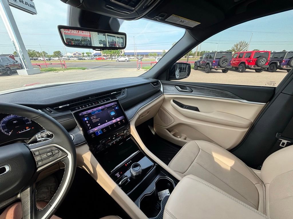 Used 2025 Jeep Grand Cherokee L Limited w/ Luxury Tech Group II image 19